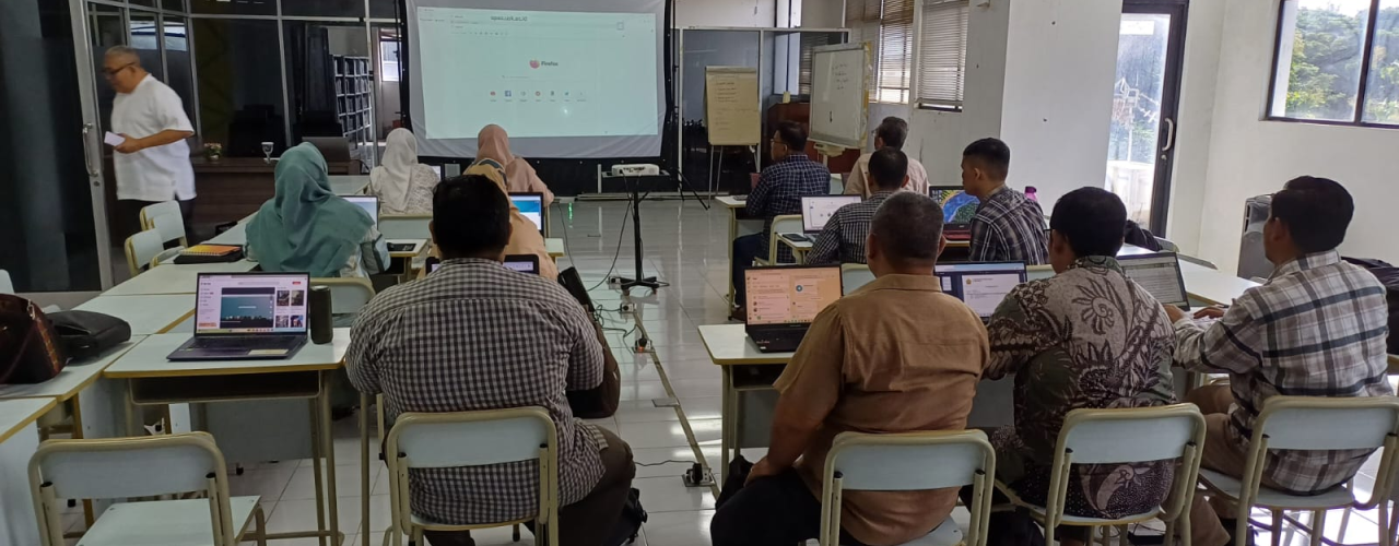 Mahasiswa Program Doktor Ilmu Pertanian mengikuti kelas Literasi Informasi dan Sitasi (Mendeley) di UPT Perpustakaan USK pada 15 November 2024. Kuliah ini langsung diajarkan oleh Kepala UPT Pustaka USK. Dr. Ismul Huda, M.Si